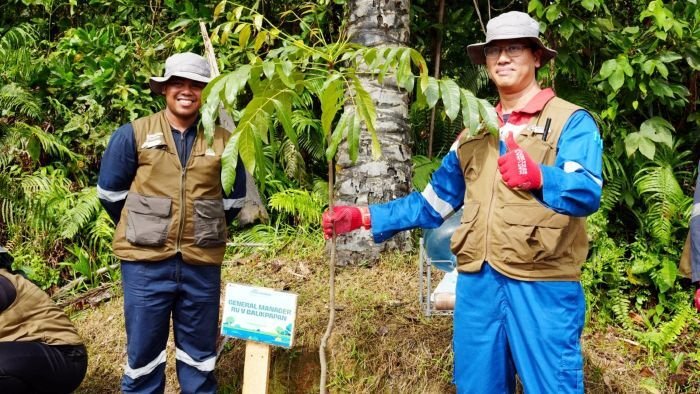 General Manager PT KPI Unit Balikpapan, Novie Handoyo Anto, menanam pohon pada kegiatan Peringatan Hari Menanam Pohon Indonesia (HMPI) 2025 di Hutan Lindung Sungai Wain, Balikpapan, Jumat (5/12/2025). Foto: HO/KPI Unit Balikpapan
