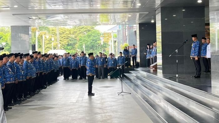 Gubernur Kaltim, Rudy Mas'ud, saat memimpin upacara peringatan Hut Korpri ke-54 di lingkungan Pemprov Kaltim berlangsung di Teras Kantor Gubernur Kaltim, pada Senin (1/12/2025). Foto: BorneoFlash/Nur Ainunnia