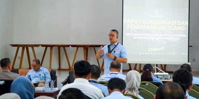IKN memperkuat upaya menjaga kelestarian hutan dan mencegah kerusakan lingkungan dengan menggelar Rapat Koordinasi sekaligus pemasangan papan larangan aktivitas ilegal di kawasan Tahura Bukit Soeharto, Kutai Kartanegara, pada Rabu (03/12/2025). Foto: HO/H
