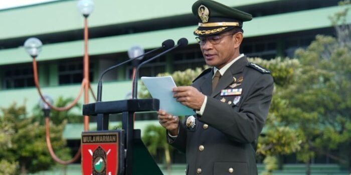 Kakesdam VI/Mulawarman, Kolonel Ckm dr. I Made Murdalabadi, Sp.B, Sebagai Inspektur Upacara Peringatan Hari Bela Negara ke-77 Tahun 2025 di Lapangan Makodam VI/Mulawarman, Balikpapan, pada Jumat (19/12/2025). Foto: HO/Pendam VI/Mlw