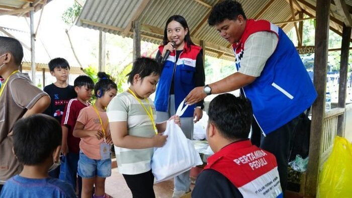 KPI Unit Balikpapan menggelar kegiatan sosial Kepada anak-anak pejuang kanker dalam Rangkaian Ungkapan syukur perusahaan atas peringatan Hari Ulang Tahun Pertamina ke-68 dan HUT ke-8 PT KPI yang berlangsung di kawasan Kebun Pak Agus, Kilometer 13 Balikpapan. Foto: HO/KPI Unit Balikpapan