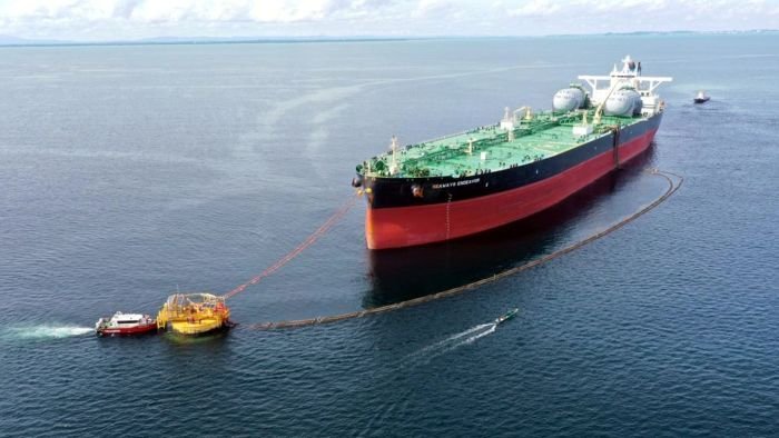 Kapal tanker raksasa berukuran Very Large Crude Carrier (VLCC) berhasil sandar di sarana tambat baru Proyek Refinery Development Master Plan (RDMP) Lawe-Lawe, Kalimantan Timur. Foto: HO/PT KPB