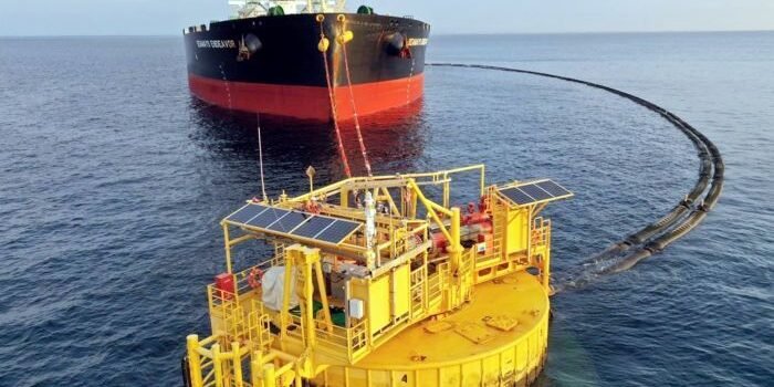 Kapal tanker raksasa berukuran Very Large Crude Carrier (VLCC) berhasil sandar di sarana tambat baru Proyek Refinery Development Master Plan (RDMP) Lawe-Lawe, Kalimantan Timur. Foto: HO/PT KPB