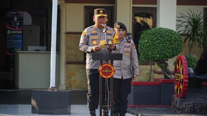Kapolda Kaltim Irjen Pol Endar Priantoro, S.H., S.I.K., C.F.E., M.H., Pimpin Apel Pemberangkatan personel Satuan Brimob Polda Kaltim ke wilayah hukum Polda Aceh guna mendukung penanganan pascabencana alam yang berlangsung di Lapangan Mako Sat Brimob Polda Kaltim, pada Jumat sore (26/12/2025). Foto: HO/Humas Polda Kaltim