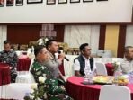 Kapolda Kaltim, Irjen Pol Endar Priantoro saat memimpin zoom meeting, pada Rabu Malam (24/12/2025), di Lobi Mako Polresta Balikpapan. Foto: BorneoFlash/Niken Sulastri