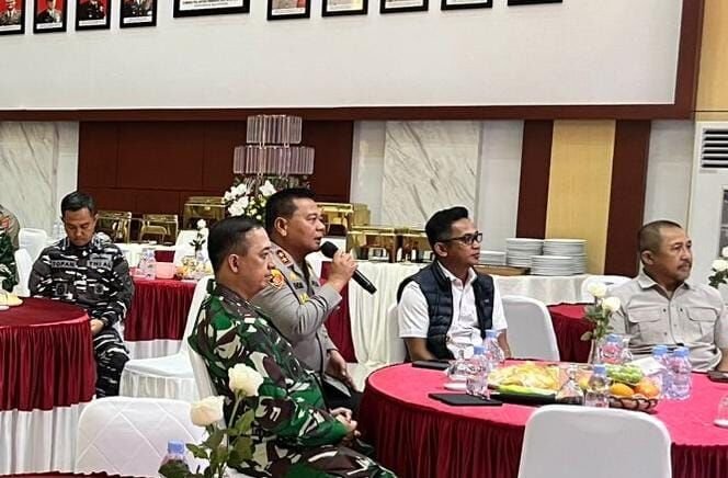 Kapolda Kaltim, Irjen Pol Endar Priantoro saat memimpin zoom meeting, pada Rabu Malam (24/12/2025), di Lobi Mako Polresta Balikpapan. Foto: BorneoFlash/Niken Sulastri