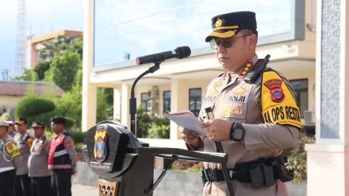 Kapolresta Balikpapan Kombes Pol Anton Firmanto, S.H., S.I.K., M.Si., memimpin langsung apel kesiapsiagaan pengamanan perayaan Natal 2025 dan Tahun Baru 2026 yang digelar pada Rabu (24/12/2025). Foto: HO/Humas Polresta Balikpapan