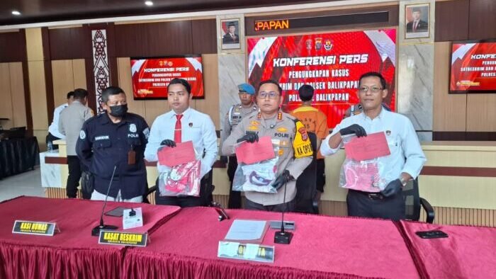 Kapolresta Balikpapan, Kombes Pol Anton Firmanto, Saat memimpin pengungkapan kasus pencabulan terhadap anak dibawah umur dalam konferensi pers di Mako Polresta Balikpapan, pada Senin (22/12/2025). Foto: BorneoFlash/Niken Sulastri