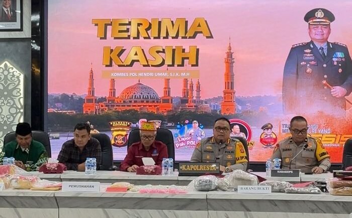 Kapolresta Samarinda Kombes Pol Hendri Umar saat memimpin penyampaian Rilis Akhir Tahun 2025 Polresta Samarinda, pada Selasa (30/12/2025). Foto: BorneoFlash/Nur Ainunnisa
