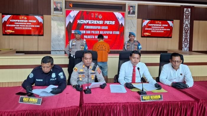 Kapolsek Balikpapan Utara, AKP Agus Fitriadi, didampingi Kasat Reskrim Polresta Balikpapan, AKP Zeska Julian Taruna, saat Konferensi Pers di Mako Polresta Balikpapan,  pada Senin (22/12/2025). Foto: BorneoFlash/Niken Sulastri