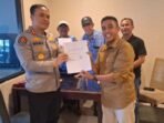 Kasubbid Penmas Bidhumas Polda Kaltim, AKBP Musliadi Mustafa bersama Ketua PWI Balikpapan, Debi (ki:ka) Kasubbid Penmas Bidhumas Polda Kaltim, AKBP Musliadi Mustafa bersama Ketua PWI Balikpapan, Debi usai menandatangani PKS, pada Rabu (10/12/2025). Foto: BorneoFlash/Niken Sulastri