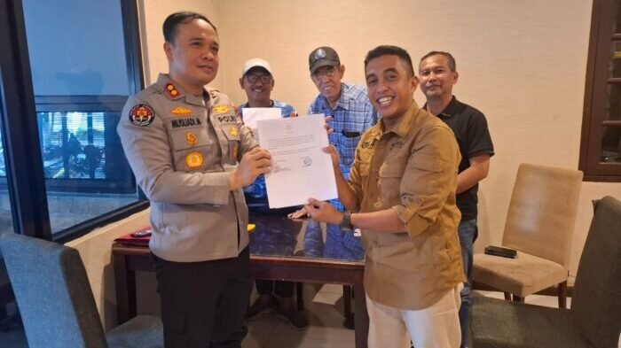 (ki:ka) Kasubbid Penmas Bidhumas Polda Kaltim, AKBP Musliadi Mustafa bersama Ketua PWI Balikpapan, Debi usai menandatangani PKS, pada Rabu (10/12/2025). Foto: BorneoFlash/Niken Sulastri