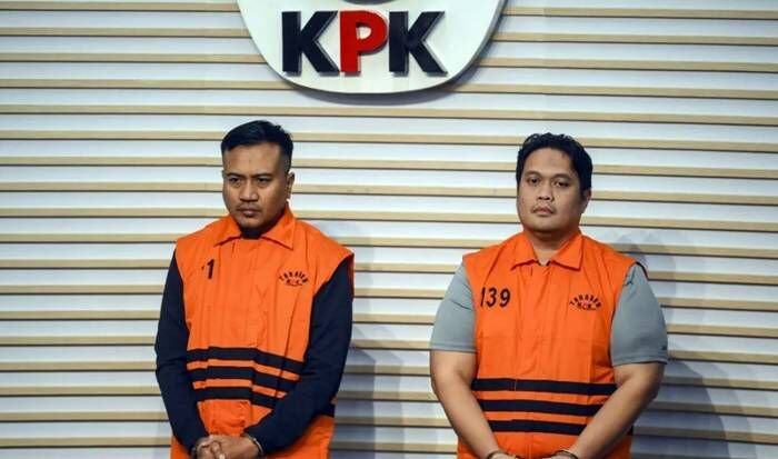 Kepala Kejaksaan Negeri (Kajari) Hulu Sungai Utara (HSU) Albertinus Parlinggoman Napitupulu (kanan) bersama Kepala Seksi Intelijen (Kasi Intel) Kejari HSU Asis Budianto (kiri) mengenakan rompi tahanan saat dihadirkan pada konferensi pers usai terjaring operasi tangkap tangan (OTT) di Gedung Merah Putih KPK, Jakarta, Sabtu (20/12/2025). KPK menahan Albertinus Parlinggoman Napitupulu dan Asis Budianto setelah ditetapkan sebagai tersangka kasus dugaan tindak pidanq korupsi pemerasan dalam proses penegakan hukum di Kejari HSU. FOTO : ANTARA/Hafidz Mubarak A/rwa.