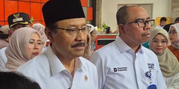 Menteri Sosial (Mensos) Saifullah Yusuf (kiri) ditemui usai meninjau pemberian Bantuan Langsung Tunai Sementara Kesejahteraan Rakyat (BLTS Kesra) di Kantor Pos Jatinegara, Jakarta Timur, Rabu (10/12/2025). FOTO: ANTARA/Sean Filo Muhamad