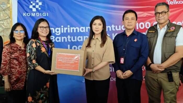Kementerian Komunikasi dan Digital dan Telkomsel memberikan bantuan untuk mempercepat pemulihan jaringan di wilayah terdampak bencana Sumatera di Bandara Halim Perdanakusuma, Jakarta Timur pada Senin (22/12/2025). FOTO : ANTARA/Farhan Arda Nugraha