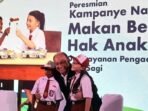 Kepala BGN (tengah) memeluk dua orang siswa SD saat peluncuran kampanye nasional program Makan Bergizi untuk hak anak Indonesia. FOTO: ANTARA/Lintang Budiyanti Prameswari.