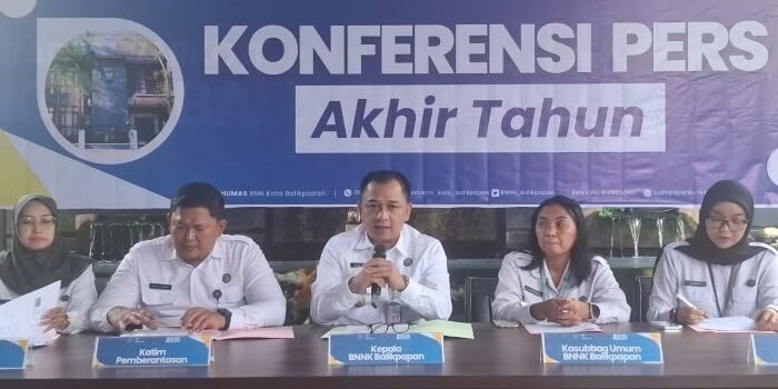 Kepala BNN Kota Balikpapan, Kombes Pol Bonifasio Rio Rahadianto, dalam Konferensi Pers akhir tahun di Kantor BNN Kota Balikpapan, pada Selasa (30/12/2025). Foto: BorneoFlash/Niken Sulastri