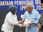 Kepala Otorita IKM menerima hasil pendataan penduduk IKN yang dibangun di sebagian wilayah Kabupeten Penajam Paser Utara dan Kabupaten Kutai Kartanegara, Provinsi Kalimantan Timur. FOTO : ANTARA/HO-dokumen Humas Otorita IKN