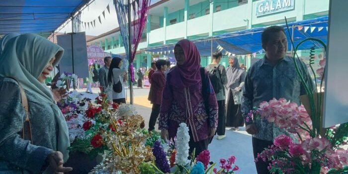 Kepala SMKN 2 Balikpapan, H. Suparman, S.Pd, mendampingi Pengawas Pembina SMK Kota Balikpapan yang mewakili Kepala Cabang Dinas Pendidikan dan Kebudayaan Provinsi Kalimantan Timur, Dra. Hj. Suharlena, M.M saat meninjau hasil karya peserta didik SMKN 2 Balikpapan. Foto: BorneoFlash/Niken Sulastri
