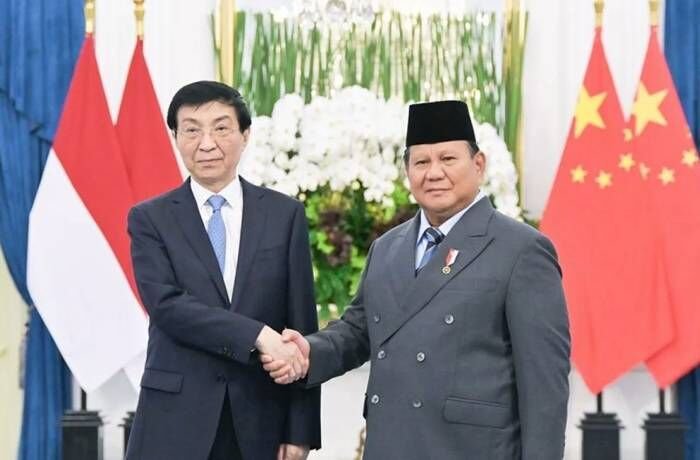 Ketua Komite Nasional Majelis Permusyawaratan Politik Rakyat China (Chinese People's Political Consultative Conference/CPPCC) Wang Huning (kiri) bertemu dengan Presiden Republik Indonesia Prabowo Subianto di Jakarta, Kamis (4/12/2025).