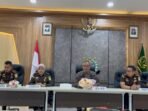 (Tengah) Kepala Kejaksaan Negeri Balikpapan, Andri Irawan saat memimpin Konferensi Pers di Kantor Kejaksaan Negeri Balikpapan, pada Rabu (31/12/2025). Foto: BorneoFlash/Niken Sulastri