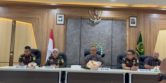 (Tengah) Kepala Kejaksaan Negeri Balikpapan, Andri Irawan saat memimpin Konferensi Pers di Kantor Kejaksaan Negeri Balikpapan, pada Rabu (31/12/2025). Foto: BorneoFlash/Niken Sulastri