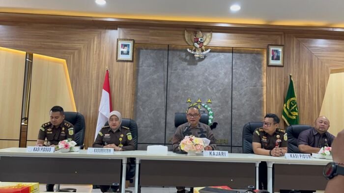 (Tengah) Kepala Kejaksaan Negeri Balikpapan, Andri Irawan saat memimpin Konferensi Pers di Kantor Kejaksaan Negeri Balikpapan, pada Rabu (31/12/2025). Foto: BorneoFlash/Niken Sulastri