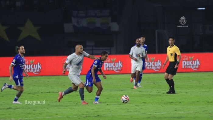 Laga tunda Persib Bandung Versus PSM Makassar pekan ke-8 BRI Super League 2025/26, di Stadion Gelora Bandung Lautan Api (GBLA), pada Sabtu (27/12/2025). Foto: HO/ileague.id