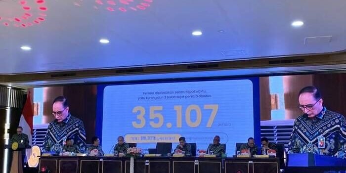 Ketua Mahkamah Agung (MA) Sunarto (kiri) menyampaikan pidato dalam acara refleksi akhir tahun MA di Gedung MA RI, Jakarta, Selasa (30/12/2025). FOTO: ANTARA/Fath Putra Mulya