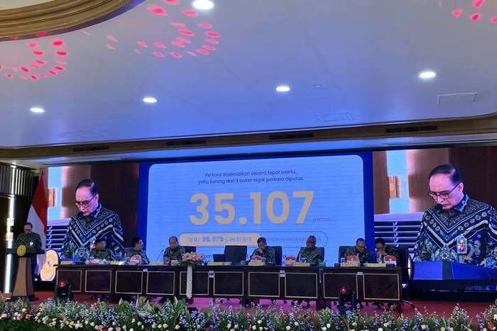 Ketua Mahkamah Agung (MA) Sunarto (kiri) menyampaikan pidato dalam acara refleksi akhir tahun MA di Gedung MA RI, Jakarta, Selasa (30/12/2025). FOTO: ANTARA/Fath Putra Mulya