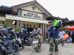 Masyarakat secara antusias mengikuti program Gerakan Pangan Murah yang diadakan oleh Otorita IKN bersama BI, Disperindag Kabupaten PPU, serta sejumlah mitra usaha lainnya di Kantor Desa Bukit Raya, Kecamatan Sepaku, pada Jumat (12/12/2025). Foto: HO/Humas Otorita IKN