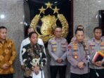 Menhut Raja Juli Antoni (ketiga kiri) dan Kapolri Jenderal Pol. Listyo Sigit Prabowo (ketiga kanan) menjawab pertanyaan wartawan usai pertemuan di Gedung Rupatama Mabes Polri, Jakarta, Kamis (4/12/2025). FOTO : ANTARA/HO-Kemenhut/am.