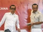 Menko PMK Pratikno (kiri) dan Mensesneg Prasetyo Hadi (kanan) bersiap menyampaikan keterangan terkait penanganan bencana Sumatera di Posko Terpadu Lanud Halim Perdanakusuma, Jakarta, Jumat (19/12/2025). Dalam keterangan pers tersebut pemerintah memaparkan perkembangan penanganan bencana banjir dan longsor di Sumatera Utara, Sumatera Barat dan Aceh dengan akses transportasi mulai pulih, layanan dasar berangsur normal, dan pemerintah memastikan akan terus bekerja keras dalam menganggulangi dampak bencana tesebut. FOTO : ANTARA FOTO/Galih Pradipta/sgd/pri. Menko PMK Pratikno (kiri) dan Mensesneg Prasetyo Hadi (kanan) bersiap menyampaikan keterangan terkait penanganan bencana Sumatera di Posko Terpadu Lanud Halim Perdanakusuma, Jakarta, Jumat (19/12/2025). Dalam keterangan pers tersebut pemerintah memaparkan perkembangan penanganan bencana banjir dan longsor di Sumatera Utara, Sumatera Barat dan Aceh dengan akses transportasi mulai pulih, layanan dasar berangsur normal, dan pemerintah memastikan akan terus bekerja keras dalam menganggulangi dampak bencana tesebut. FOTO : ANTARA FOTO/Galih Pradipta/sgd/pri.