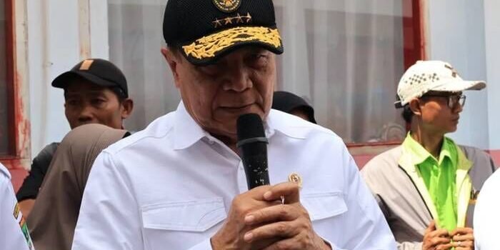 Menko Polkam Djamari Chaniago mengunjungi korban banjir di Kota Padang, Rabu (3/12/2025). FOTO : ANTARA/Muhammad Zulfikar