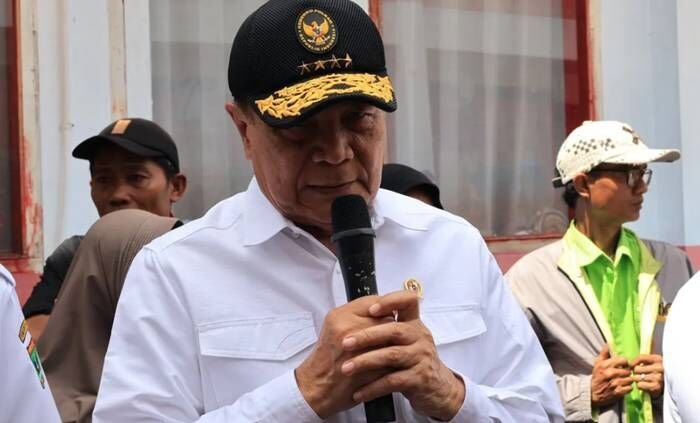 Menko Polkam Djamari Chaniago mengunjungi korban banjir di Kota Padang, Rabu (3/12/2025). FOTO : ANTARA/Muhammad Zulfikar