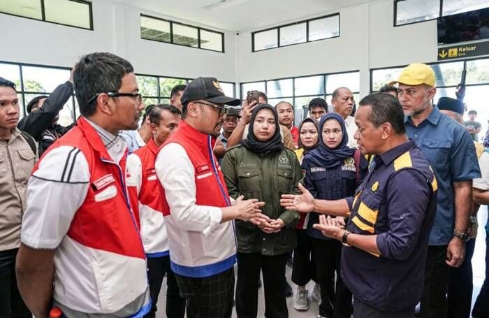 Menteri Energi dan Sumber Daya Mineral (ESDM) Bahlil Lahadalia meninjau langsung kondisi SPBU dan titik pengungsian di Sibolga didampingi Direktur Utama Pertamina Simon Aloysius Mantiri, serta Direktur Utama Pertamina Patra Niaga Mars Ega Legowo Putra. FOTO : ANTARA/HO-PT Pertamina Patra Niaga