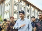 Menteri Keuangan Purbaya Yudhi Sadewa (tengah) meninjau gedung rumah susun aparatur sipil negara (ASN) Kementerian Keuangan di Denpasar, Bali, Jumat (5/12/2025). FOTO : ANTARA/Fikri Yusuf/bar/am.