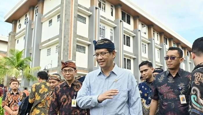 Menteri Keuangan Purbaya Yudhi Sadewa (tengah) meninjau gedung rumah susun aparatur sipil negara (ASN) Kementerian Keuangan di Denpasar, Bali, Jumat (5/12/2025). FOTO : ANTARA/Fikri Yusuf/bar/am.