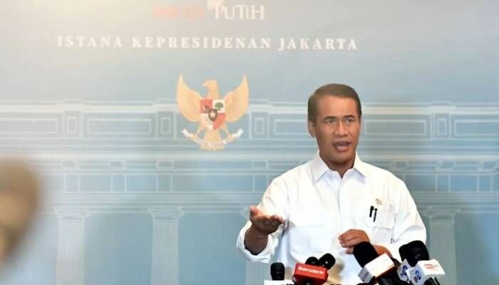 Menteri Pertanian (Mentan) Andi Amran Sulaiman menggelar jumpa pers di Istana Kepresidenan RI Jakarta, Selasa (16/12/2025), menjelaskan strategi pemerintah mewujudkan swasembada pangan di Papua. FOTO : ANTARA/HO-BPMI Sekretariat Presiden.