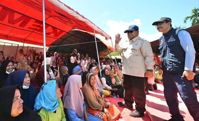 Menteri Sosial Saifullah Yusuf mendampingi Presiden Prabowo Subianto meninjau posko pengungsian korban banjir di Bambel Baru, Bukit Tusam, Kabupaten Aceh Tenggara, Provinsi Aceh, Senin (1/12/2025). FOTO : ANTARA/HO-BPMI Setpres.