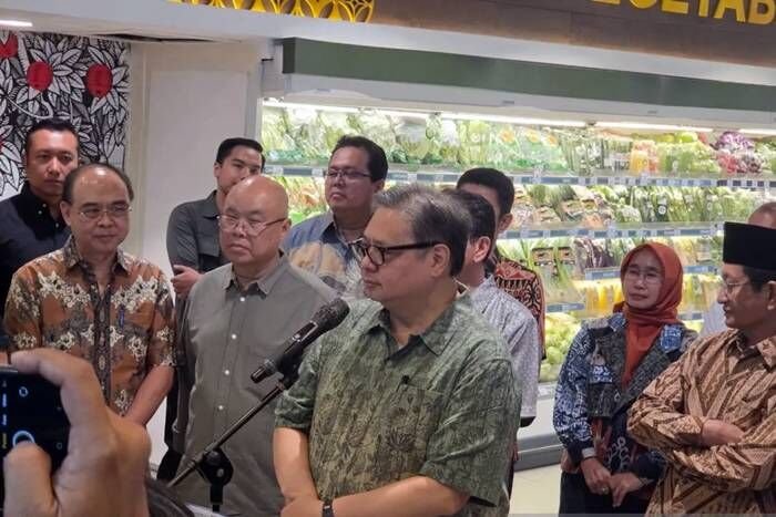 Menteri Koordinator Bidang Perekonomian Airlangga Hartarto saat meninjau persiapan Work From Anywhere (WFA) di Jakarta Selatan, Jumat (26/12/2025). FOTO: ANTARA/Bayu Saputra