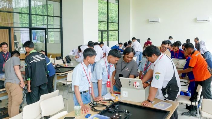 Otorita IKN menyelenggarakan pelatihan desain dan pemeliharaan PLTS bagi siswa dan siswi SMK di wilayah delineasi IKN, pada Selasa (9/12/2025). Foto: HO/Humas Otorita IKN