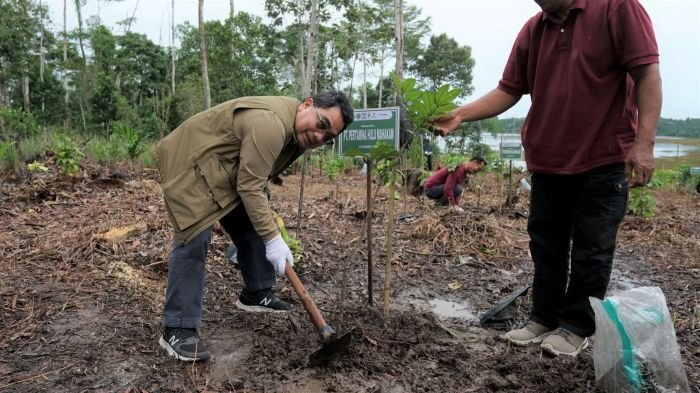 PHM bersama SKK Migas Wilayah Kalsul memperkuat komitmen pelestarian lingkungan melalui Program Rehabilitasi DAS di kawasan Hutan Lindung Manggar dan Sungai Wain, Kalimantan Timur. Fotot: HO/PHM