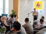 PLN Grup bersama Ditpamobvit Polda Kaltim resmi mengukuhkan Pedoman Kerja Teknis (PKT) Pengamanan Objek Vital Ketenagalistrikan Tahun 2026, Selasa (24/12/2025). Foto: HO/PLN UIP Kaltim