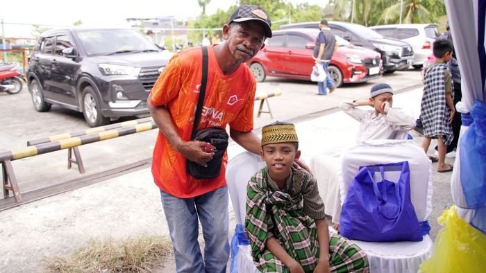 PLN UID Kaltimra mengadakan khitanan massal untuk ratusan anak, sekaligus menyalurkan bantuan sosial kepada muslimah tangguh dan tenaga pendidik, pada Rabu (24/12/2025). Foto: HO/PLN UID Kaltimra
