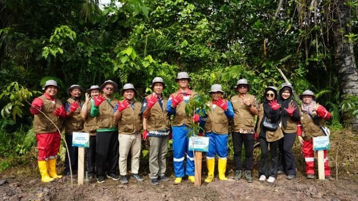 PT KPI Unit Balikpapan menegaskan komitmennya terhadap pelestarian lingkungan dengan menanam 150 bibit pohon di kawasan Hutan Lindung Sungai Wain, pada Jumat (5/12/2025). Foto: HO/KPI Unit Balikpapan