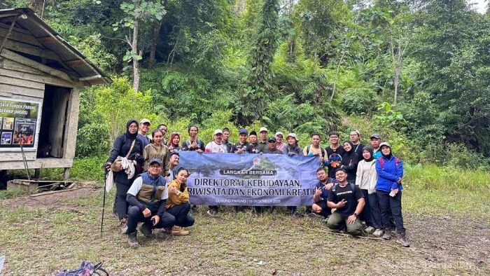 Paket Authentic Hiking Gunung Parung menawarkan pengalaman pendakian autentik di kawasan Hutan Adat Suku Balik Sepaku yang dikurasi secara imersif. Foto: HO/Humas Otorita IKN