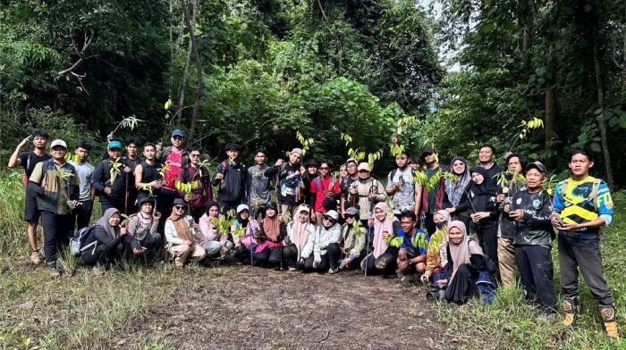Paket Authentic Hiking Gunung Parung menawarkan pengalaman pendakian autentik di kawasan Hutan Adat Suku Balik Sepaku yang dikurasi secara imersif. Foto: HO/Humas Otorita IKN