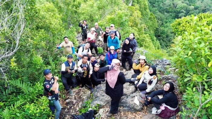 Paket Authentic Hiking Gunung Parung menawarkan pengalaman pendakian autentik di kawasan Hutan Adat Suku Balik Sepaku yang dikurasi secara imersif. Foto: HO/Humas Otorita IKN