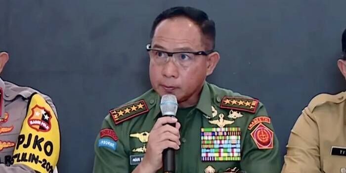 Panglima TNI Jenderal TNI Agus Subiyanto melaporkan dukungan TNI dalam penanganan bencana di Sumatera dalam sesi jumpa pers di Posko Terpadu Penanganan Bencana di Sumatera, Lanud Halim Perdanakusuma, Jakarta, Senin (29/12/2025). FOTO : ANTARA/HO-BPMI Sekr